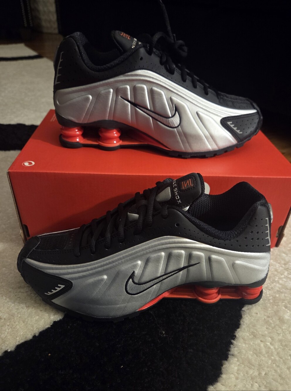 NIKE SHOX R4 SZ 7.5W